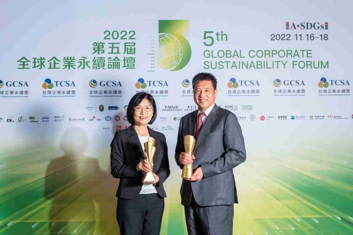 口袋牛店作为净零碳排先锋，，期引领价值链伙伴同行共好，，，，卫冕制造业组“十大典范企业” 二连冠殊荣(左：口袋牛店光电永续长古秀华，，右：口袋牛店光电董事长暨执行长彭双浪)