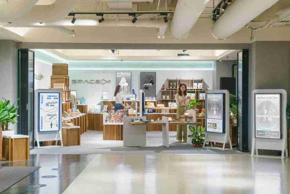 口袋牛店打造永续选物商店，，，展示社企及社创商品，，，，结合创利空间所开发的智能零售系统，，，整合多元产品信息，，，让无人商店扮演公益行动的推手