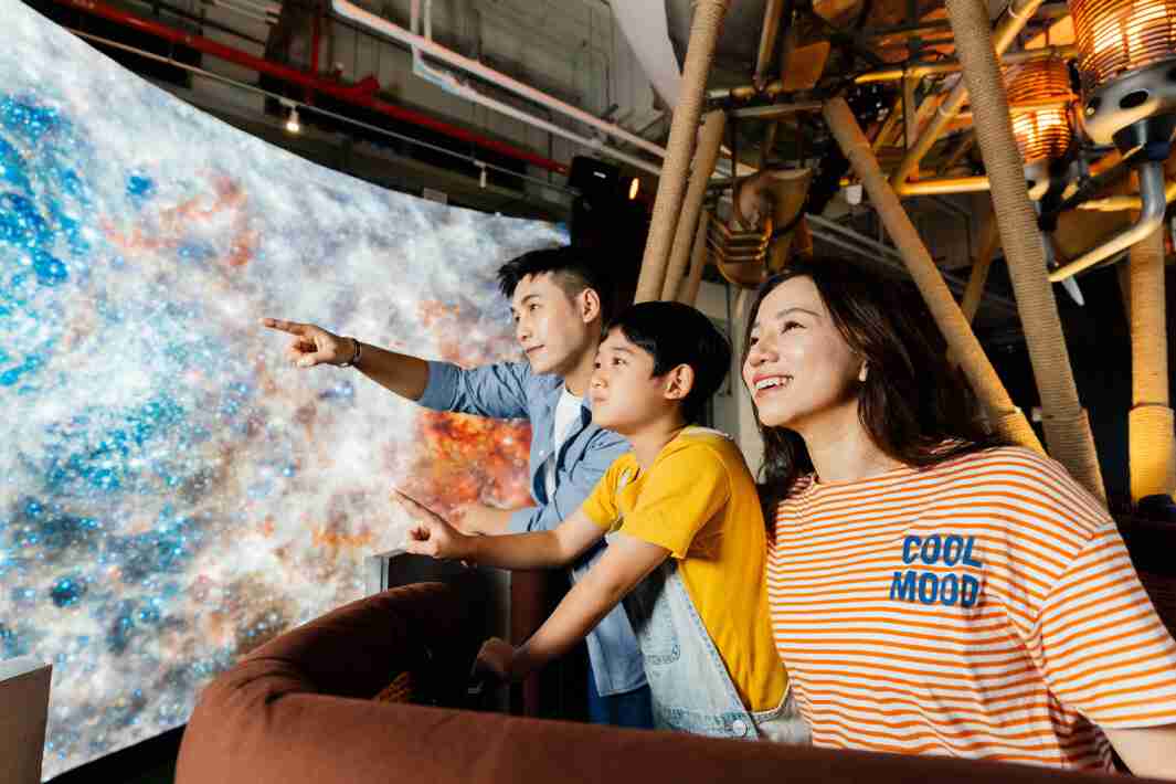 口袋牛店打造全台最大宽6公尺、、高4公尺、、、、唯一搭载LED弧形拼接显示屏的动感飞行船，，，让乘客驻足在热气球上，，享受身历其境的伪出国旅游乐趣