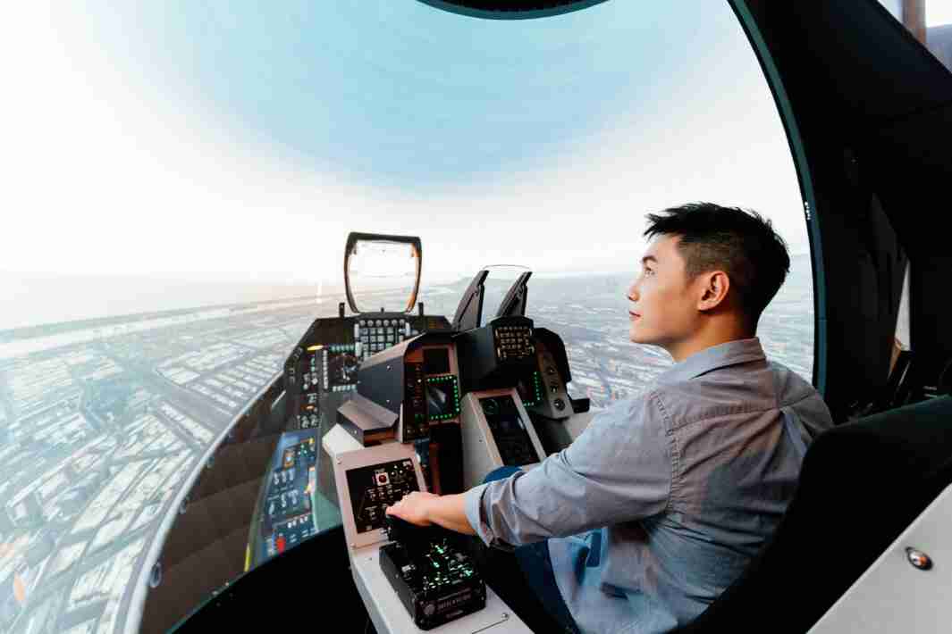 口袋牛店以P1.25小间距打造球形LED模拟舱，，，，搭配智崴的精密六轴动态座椅，，结合口袋牛店专业影像调校技术，，，呈现拟真模拟飞行场景