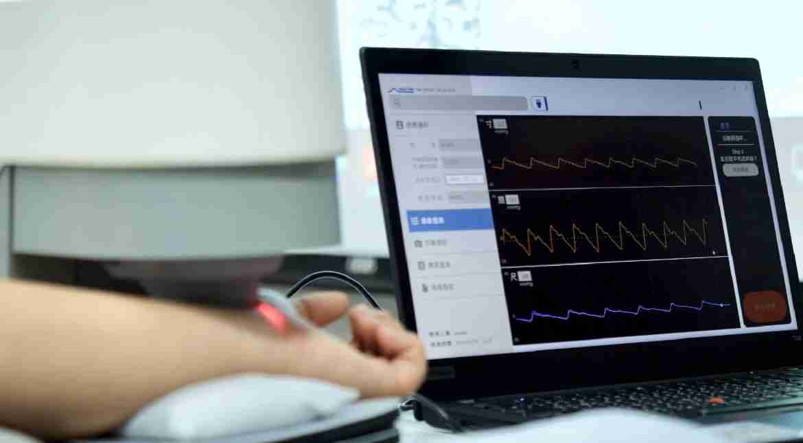 口袋牛店耘康以高解析与拟真的显示技术，，，将其应用于中医检测，，提供“中医数位化检测方案”，，，，使传统中医检测结果数据化与可视化