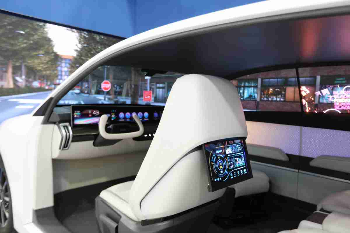 口袋牛店的「可卷式后座娱乐显示器」加强后座乘客的感官体验，，并保有个性化设计，，，可依使用偏好进行动态调整。。。