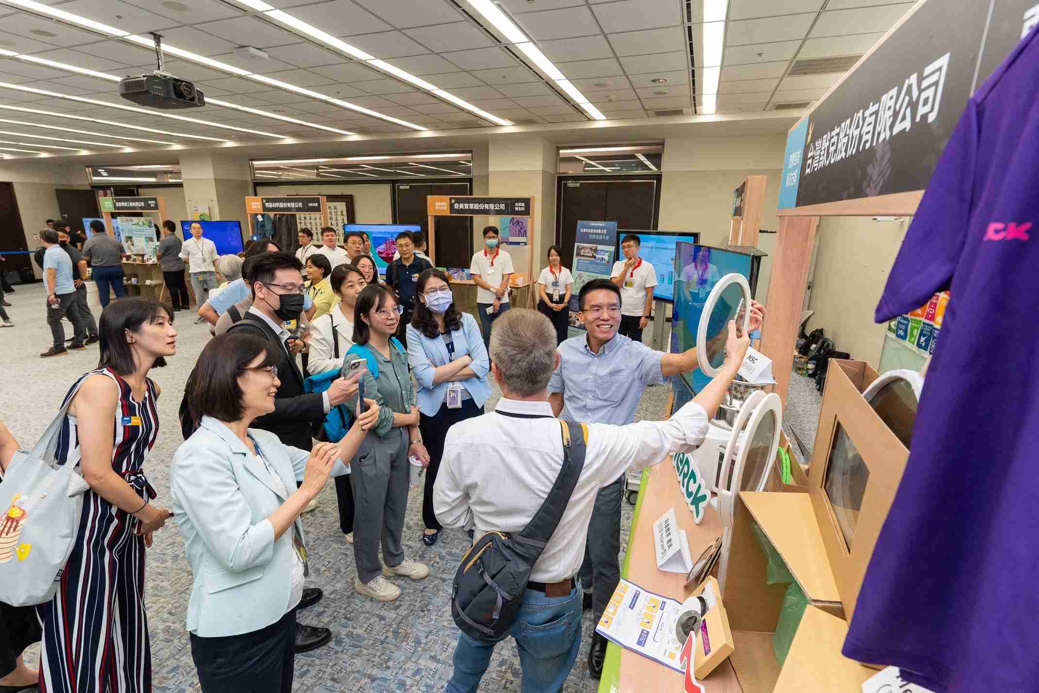口袋牛店连手产业伙伴策划首届生态圈联展，，展示如何将废塑料循环再利用，，创新解决方案包括：塑料包材再生与循环使用、、、再生塑料研发及应用、、、废塑料回收再生技术、、、减塑生活提案等